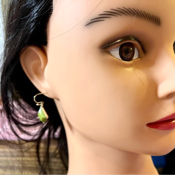 Green silver tone wire pierced earrings - jewelry - Picture 4 of 11